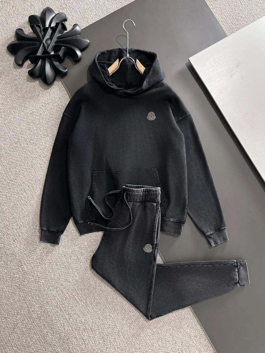 Next day shipping P720 Stone lsland/stone island high quality 2025 autumn and winter new casual heavy industry suit exclusively developed by yb! High quality production! The top version of the trading company channel order, external orders for imported custom fabrics, high breathability and comfort, impeccable details, absolutely worth buying! This type of suit is also a must-have for lazy people. You don’t have to think about how to match it, you can just get it in one set! Brand element design concept, delicate and soft feel! It presents a casual cut and the upper body shape is great! On sale simultaneously on the official website! From a high-end men's positioning brand, the low-key luxury taste is irresistible! Exquisite workmanship and impeccable quality! The overall style is simple, fashionable and timeless, fully meeting the requirements of stylish and tasteful dressing! Sizes: S to XXL (or state your height and weight when placing an order)